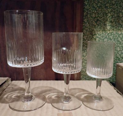 trois verres à vin posés sur une table l'un à côté de l'autre