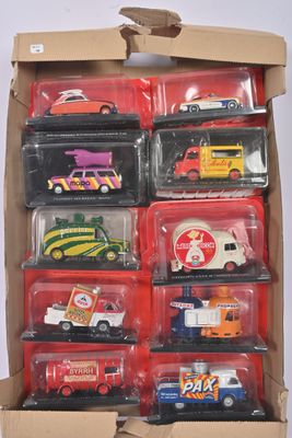 une boîte en carton remplie d'une sélection de petites voitures