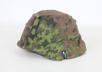 casque de camouflage sur fond blanc, avec des découpes sur le côté