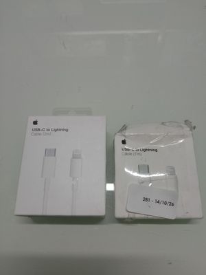 un chargeur d'iPhone d'Apple, encore dans son emballage, posé sur une table