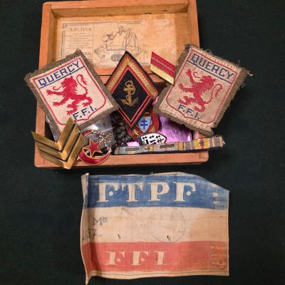 une boîte en bois remplie d'objets assortis sur une table