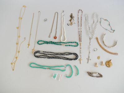 divers colliers et bracelets disposés sur une surface blanche