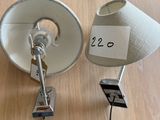 deux lampes posées sur une table, avec une étiquette de prix