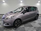 la photo d'une voiture grise garée dans un garage