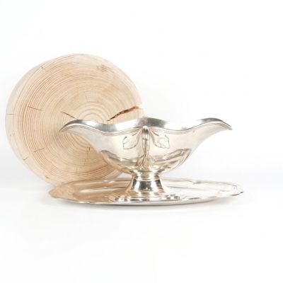 un service en argent ancien comprenant une soucoupe en argent et un bol en bois
