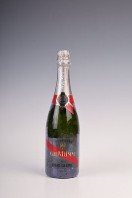 une bouteille de champagne sur fond blanc