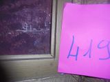 un post-it violet sur lequel est inscrit le chiffre 419, posé devant une fenêtre