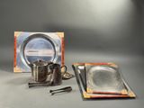 une photo représentant une assiette en argent et une assiette en argent accompagnée d'une cuillère et d'un repose-cuillère posées sur une table