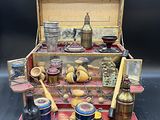 une boîte en bois posée sur une table et contenant divers objets