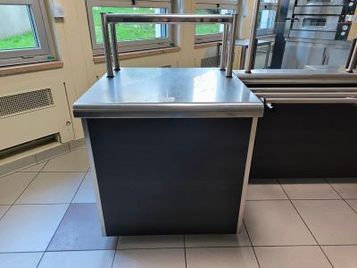 un comptoir en acier inoxydable dans une cuisine commerciale