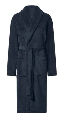 Le peignoir est bleu foncé et se ferme à l'aide d'une ceinture.