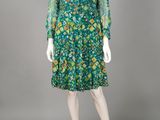 une robe à imprimé floral vert et jaune sur un mannequin, un mannequin, un mannequin, un mannequin, un mannequin, un mannequin, un mannequin, un mannequin, un mannequin, un mannequin, un mannequin, un mannequin, un mannequin, un mannequin, un mannequin, un mannequin, un mannequin, un mannequin, un mannequin, un mannequin, un mannequin, un mannequin, un mannequin, un mannequin, un mannequin, un mannequin, un mannequin, un mannequin, un mannequin, un mannequin, un mannequin, un mannequin, un manne