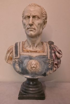 statue représentant le buste d'un homme vêtu d'une robe bleue et blanche