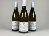 trois bouteilles de vin blanc posées sur une table