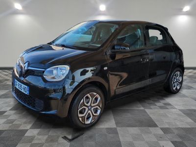la petite voiture noire est garée sur un carrelage à carreaux