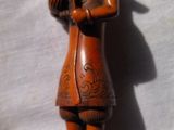une petite figurine représentant une femme tenant un oiseau