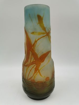 un vase en verre sur lequel est représenté un poisson dans l'eau