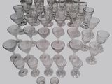 beaucoup de verres disposés en cercle