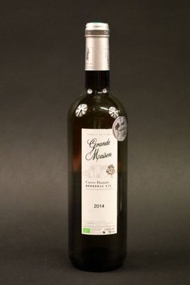 une bouteille de vin posée sur une table