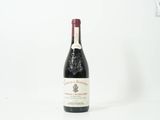 une bouteille de vin posée sur une table