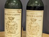 deux bouteilles de vin posées sur une table