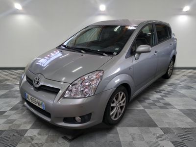 une photo d'une toyota yaris argentée garée dans un garage