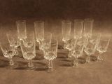 un grand nombre de verres à vin vides posés sur une table
