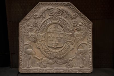 une image représentant une plaque en pierre sur laquelle figure un visage