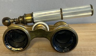un petit télescope posé sur une table en bois