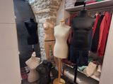 trois mannequins dans une pièce avec un mur en briques