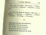 un livre ouvert avec l'image d'un oiseau dessus