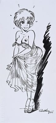 dessin d'une femme en robe debout à côté d'un dessin en noir et blanc représentant une femme