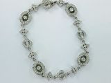 bracelet en argent et diamants sur fond blanc