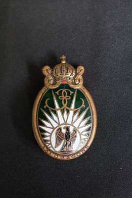 Gros plan sur un badge orné d'une couronne