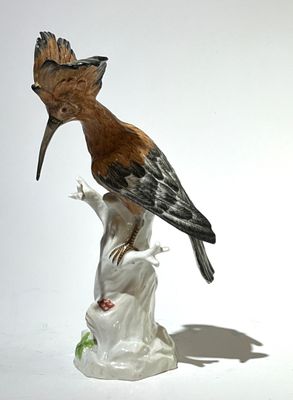 Groupe en porcelaine polychrome représentant une huppe fasciée. Marque - Photo 1