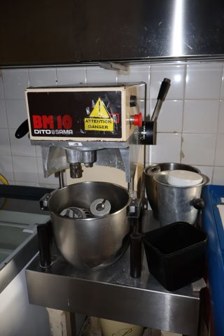 Batteur mélangeur DITO SAMA BM10 (avec support) ancien
