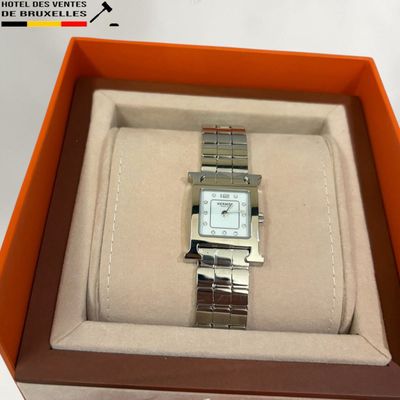 une montre qui se trouve dans une boîte contenant une autre montre