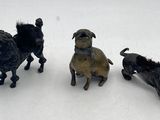 trois figurines de chiens debout dans la neige