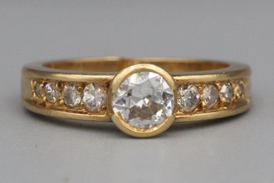 Bague en or ornée d’un brillant central (0,50ct env.