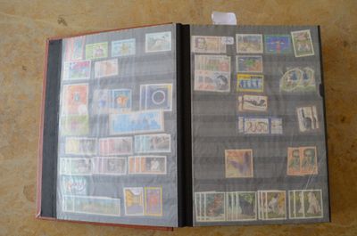 un livre orné de timbres, posé par terre