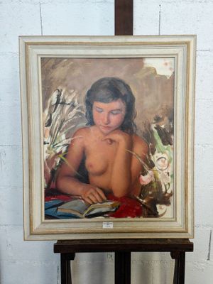 un tableau représentant une femme nue assise sur une table