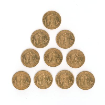 un groupe de six pièces d'or empilées les unes sur les autres