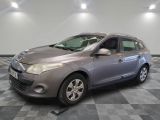 la photo d'une voiture argentée garée dans une salle d'exposition