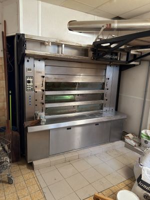 une image d'une cuisine commerciale avec des appareils en acier inoxydable