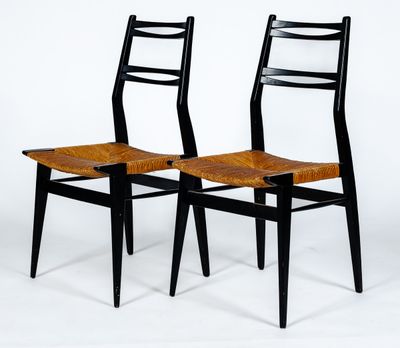 Alfred HENDRICKS : Deux chaises en bois laqué noire avec ass… - Photo 1