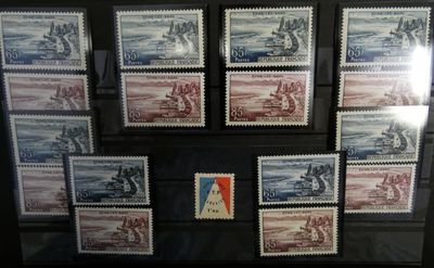 une photo d'une collection de timbres exposée dans une vitrine