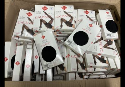 une boîte remplie de collants et de bas pour femmes de différents modèles
