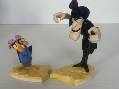 une figurine représentant un homme et un oiseau posée sur une table