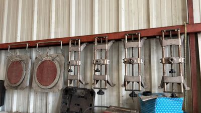 tout un tas d'outils accrochés au mur