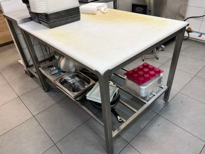 un îlot de cuisine sur lequel sont posés des casseroles et des poêles